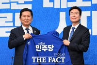  민주당, 1호 영입 인재에 전태진 변호사 [TF사진관]