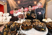  롯데리아 '삐딱한 천재'와 함께 선보인 '번트 비프버거' [TF사진관]