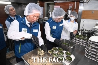  배식 봉사하는 정청래 더불어민주당 대표 [TF사진관]