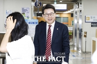  추경호 계엄 해제 표결 방해 혐의 증인 출석하는 신동욱 의원 [TF사진관]