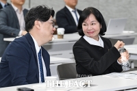  대화 나누는 송경희 개보위원장과 김도승 개인정보보호법학회장 [포토]