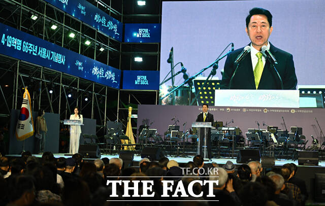 오세훈 서울시장이 18일 오후 서울 광화문광장 육조마당에서 열린 4·19혁명 66주년 서울시 기념행사에 참석해 순국선열들을 기리며 묵념하고 있다.