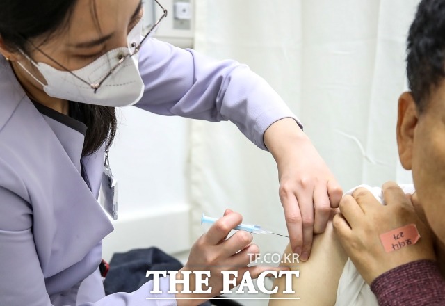 코로나19 백신 접종 후 이명·안면마비·자궁출혈 등이 발생할 경우, 백신 부작용으로 인정받아 피해 보상을 신청할 수 있게 됐다. 사진은 코로나19 백신 접종을 받고 있는 한 시민. /뉴시스