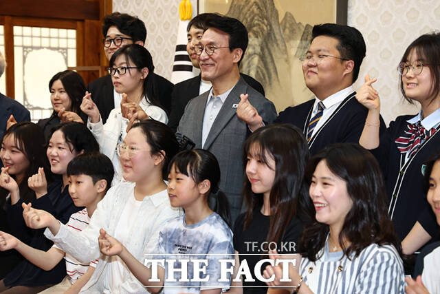 김민석 국무총리가 18일 오후 서울 삼청동 총리공관에서 서울 당현초 환경동아리 학생 등 초·중·고 환경동아리, 청년 기후활동 단체와 간담회에 참서 기념촬영을 하고 있다.