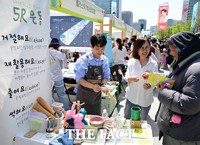 18일 서울 광화문 광장에서 서울시와 녹색서울시민위원회 주최로 '2026 지구의 날 기념행사'가 열린 가운데, 행사를 찾은 배우 김석훈(오른쪽)이 부스를 체험하고 있다.