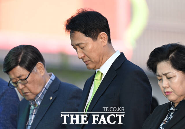 오세훈 서울시장이 18일 오후 서울 광화문광장 육조마당에서 열린 4·19혁명 66주년 서울시 기념행사에 참석해 순국선열들을 기리며 묵념하고 있다.