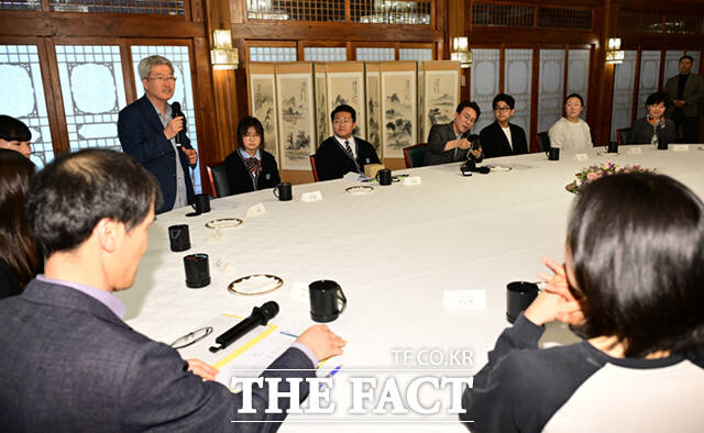 김민석 국무총리가 18일 오후 서울 삼청동 총리공관에서 서울 당현초 환경동아리 학생 등 초·중·고 환경동아리, 청년 기후활동 단체와 간담회에 참서 기념촬영을 하고 있다.