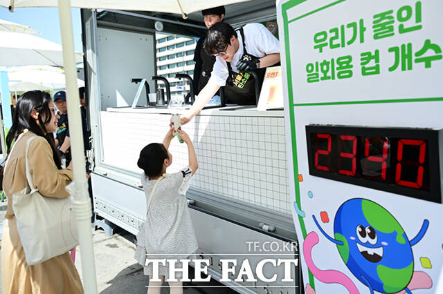 18일 서울 광화문 광장에서 서울시와 녹색서울시민위원회 주최로 '2026 지구의 날 기념행사'가 열린 가운데, 행사를 찾은 배우 김석훈(오른쪽)이 부스를 체험하고 있다.