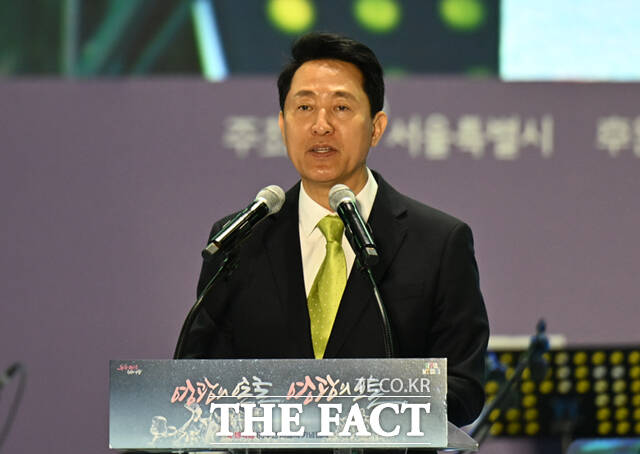 오세훈 서울시장이 18일 오후 서울 광화문광장 육조마당에서 열린 4·19혁명 66주년 서울시 기념행사에 참석해 순국선열들을 기리며 묵념하고 있다.