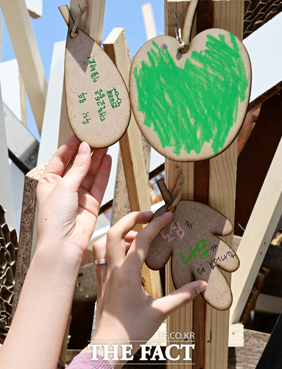 18일 서울 광화문 광장에서 서울시와 녹색서울시민위원회 주최로 '2026 지구의 날 기념행사'가 열린 가운데, 행사를 찾은 배우 김석훈(오른쪽)이 부스를 체험하고 있다.