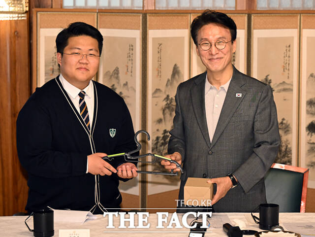 김민석 국무총리가 18일 오후 서울 삼청동 총리공관에서 서울 당현초 환경동아리 학생 등 초·중·고 환경동아리, 청년 기후활동 단체와 간담회에 참서 기념촬영을 하고 있다.