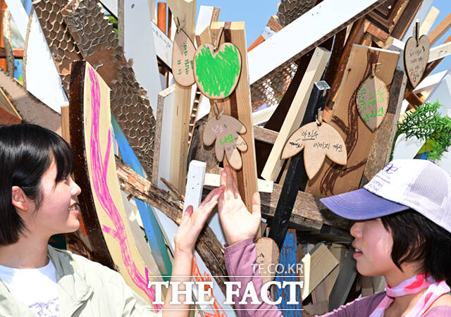 18일 서울 광화문 광장에서 서울시와 녹색서울시민위원회 주최로 '2026 지구의 날 기념행사'가 열린 가운데, 행사를 찾은 배우 김석훈(오른쪽)이 부스를 체험하고 있다.