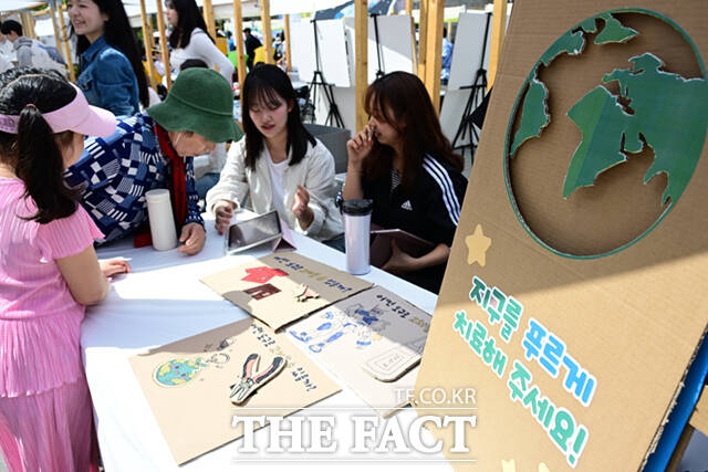 18일 서울 광화문 광장에서 서울시와 녹색서울시민위원회 주최로 '2026 지구의 날 기념행사'가 열린 가운데, 행사를 찾은 배우 김석훈(오른쪽)이 부스를 체험하고 있다.