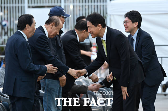 오세훈 서울시장이 18일 오후 서울 광화문광장 육조마당에서 열린 4·19혁명 66주년 서울시 기념행사에 참석해 순국선열들을 기리며 묵념하고 있다.