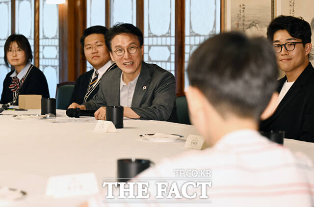 김민석 국무총리가 18일 오후 서울 삼청동 총리공관에서 서울 당현초 환경동아리 학생 등 초·중·고 환경동아리, 청년 기후활동 단체와 간담회에 참서 기념촬영을 하고 있다.