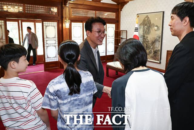 김민석 국무총리가 18일 오후 서울 삼청동 총리공관에서 서울 당현초 환경동아리 학생 등 초·중·고 환경동아리, 청년 기후활동 단체와 간담회에 참서 기념촬영을 하고 있다.