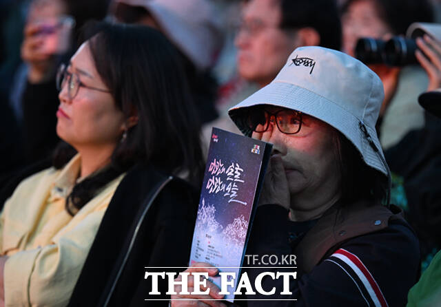 오세훈 서울시장이 18일 오후 서울 광화문광장 육조마당에서 열린 4·19혁명 66주년 서울시 기념행사에 참석해 순국선열들을 기리며 묵념하고 있다.