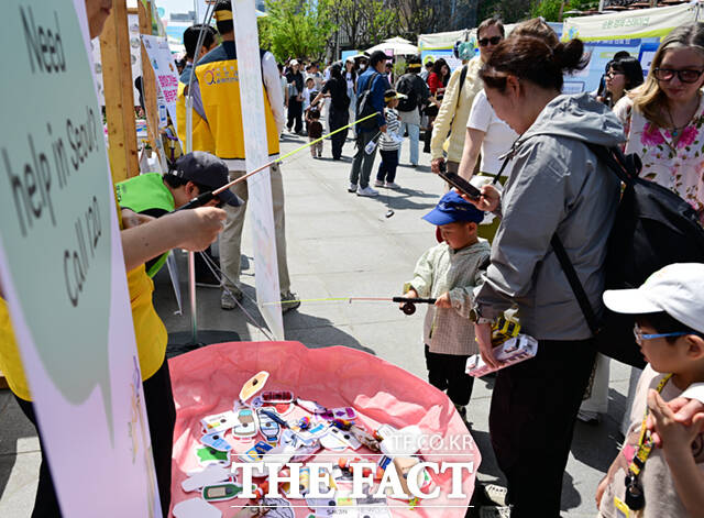 18일 서울 광화문 광장에서 서울시와 녹색서울시민위원회 주최로 '2026 지구의 날 기념행사'가 열린 가운데, 행사를 찾은 배우 김석훈(오른쪽)이 부스를 체험하고 있다.