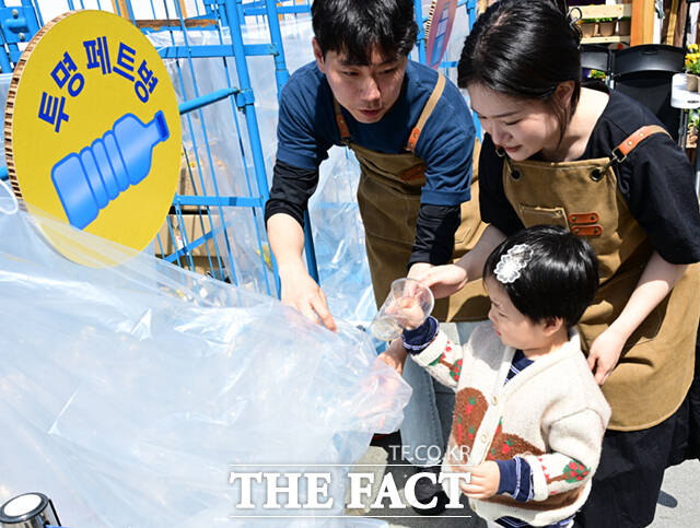 18일 서울 광화문 광장에서 서울시와 녹색서울시민위원회 주최로 '2026 지구의 날 기념행사'가 열린 가운데, 행사를 찾은 배우 김석훈(오른쪽)이 부스를 체험하고 있다.
