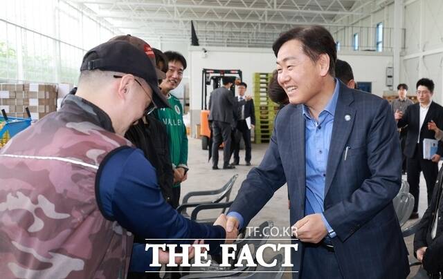 17일 김관영 전북도지사가 장수 임대형 스마트팜과 농어촌 기본소득 가맹점을 방문해 운영 현황을 살피고 있다. /전북도