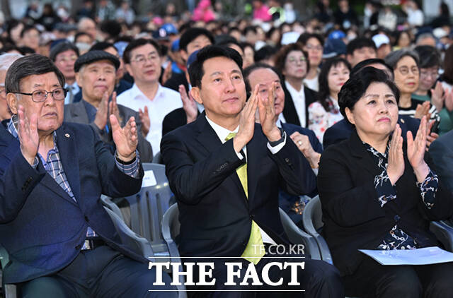 오세훈 서울시장이 18일 오후 서울 광화문광장 육조마당에서 열린 4·19혁명 66주년 서울시 기념행사에 참석해 순국선열들을 기리며 묵념하고 있다.