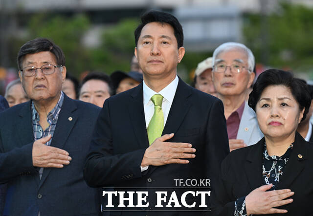 오세훈 서울시장이 18일 오후 서울 광화문광장 육조마당에서 열린 4·19혁명 66주년 서울시 기념행사에 참석해 순국선열들을 기리며 묵념하고 있다.