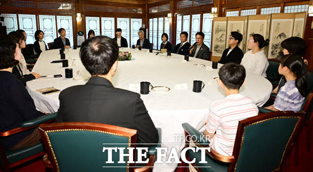 김민석 국무총리가 18일 오후 서울 삼청동 총리공관에서 서울 당현초 환경동아리 학생 등 초·중·고 환경동아리, 청년 기후활동 단체와 간담회에 참서 기념촬영을 하고 있다.