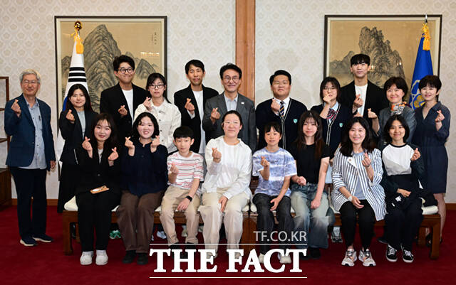 김민석 국무총리가 18일 오후 서울 삼청동 총리공관에서 서울 당현초 환경동아리 학생 등 초·중·고 환경동아리, 청년 기후활동 단체와 간담회에 참서 기념촬영을 하고 있다.