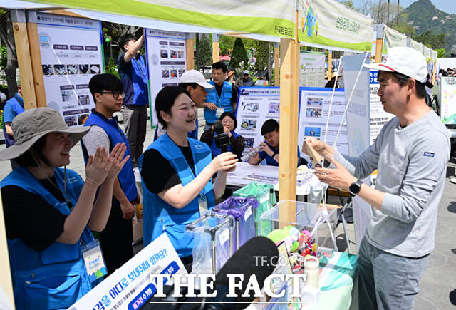 18일 서울 광화문 광장에서 서울시와 녹색서울시민위원회 주최로 '2026 지구의 날 기념행사'가 열린 가운데, 행사를 찾은 배우 김석훈(오른쪽)이 부스를 체험하고 있다.
