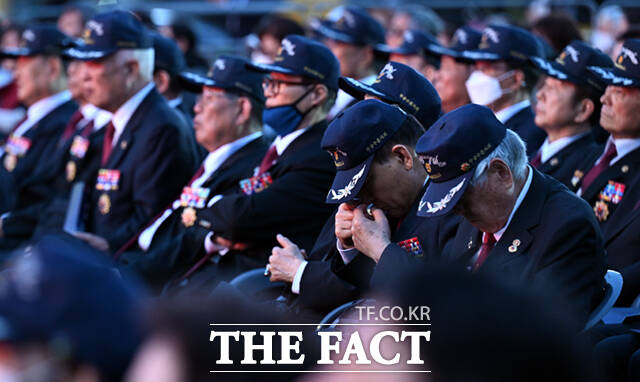 오세훈 서울시장이 18일 오후 서울 광화문광장 육조마당에서 열린 4·19혁명 66주년 서울시 기념행사에 참석해 순국선열들을 기리며 묵념하고 있다.