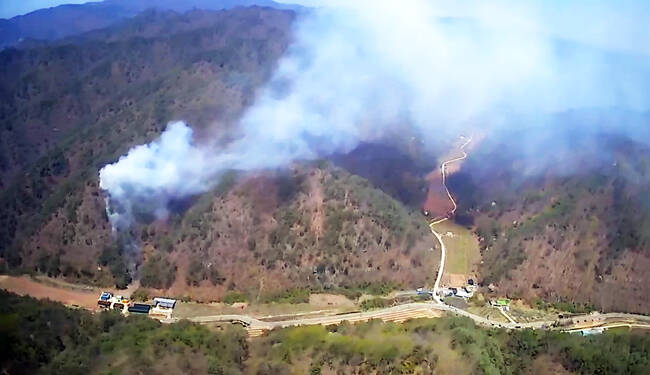 18일 오후 12시 5분쯤 안동시 예안면 동천리 야산 초입에서 산불이 발생해 산림청과 소방당국이 헬기 8대를 동원, 진화 중이다. /경북소방본부