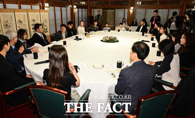 김민석 국무총리가 18일 오후 서울 삼청동 총리공관에서 서울 당현초 환경동아리 학생 등 초·중·고 환경동아리, 청년 기후활동 단체와 간담회에 참서 기념촬영을 하고 있다.