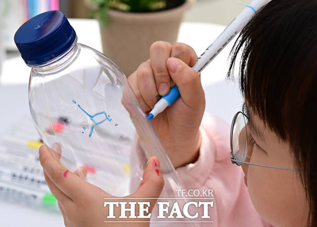 18일 서울 광화문 광장에서 서울시와 녹색서울시민위원회 주최로 '2026 지구의 날 기념행사'가 열린 가운데, 행사를 찾은 배우 김석훈(오른쪽)이 부스를 체험하고 있다.