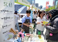  친환경 제품 살피는 시민들 [포토]