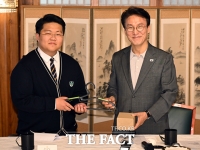  재활용 옷걸이 선물 받은 김민석 국무총리 [포토]