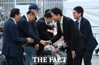  참석자들과 인사하는 오세훈 시장 [포토]