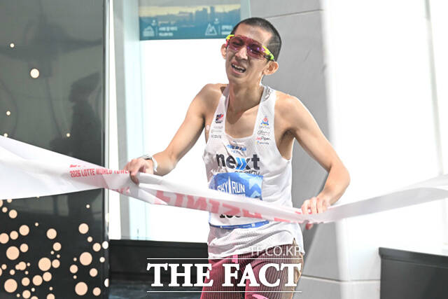 '2026 롯데월드타워 스카이런(2026 LOTTE WORLD TOWER SKY RUN)'이 19일 오전 서울 송파구 롯데월드타워에서 열린 가운데, 참가자들이 스타트라인에서 힘차게 출발하고 있다. /이새롬 기자