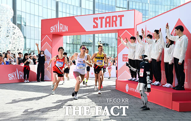 '2026 롯데월드타워 스카이런(2026 LOTTE WORLD TOWER SKY RUN)'이 19일 오전 서울 송파구 롯데월드타워에서 열린 가운데, 참가자들이 스타트라인에서 힘차게 출발하고 있다. /이새롬 기자