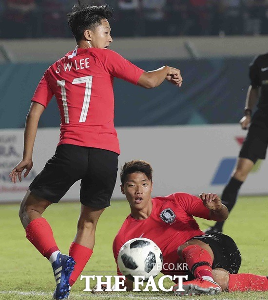 2018 자카르타·팔렘방 아시안게임 축구 조별리그 바레인과의 1차전에서 이승우(왼쪽)와 황희찬이 한국의 6번째 골을 합작했다. /인도네시아=뉴시스