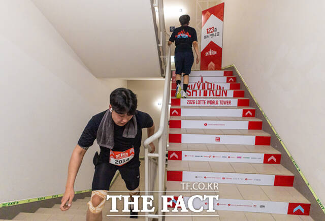 '2026 롯데월드타워 스카이런(2026 LOTTE WORLD TOWER SKY RUN)'이 19일 오전 서울 송파구 롯데월드타워에서 열린 가운데, 참가자들이 스타트라인에서 힘차게 출발하고 있다. /이새롬 기자