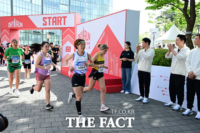 '2026 롯데월드타워 스카이런(2026 LOTTE WORLD TOWER SKY RUN)'이 19일 오전 서울 송파구 롯데월드타워에서 열린 가운데, 참가자들이 스타트라인에서 힘차게 출발하고 있다. /이새롬 기자