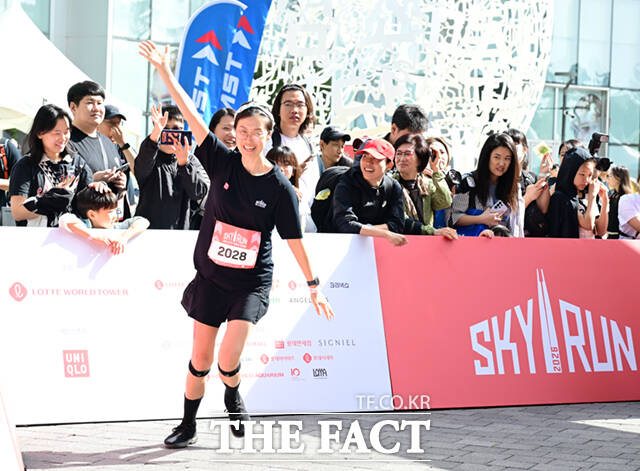 '2026 롯데월드타워 스카이런(2026 LOTTE WORLD TOWER SKY RUN)'이 19일 오전 서울 송파구 롯데월드타워에서 열린 가운데, 참가자들이 스타트라인에서 힘차게 출발하고 있다. /이새롬 기자