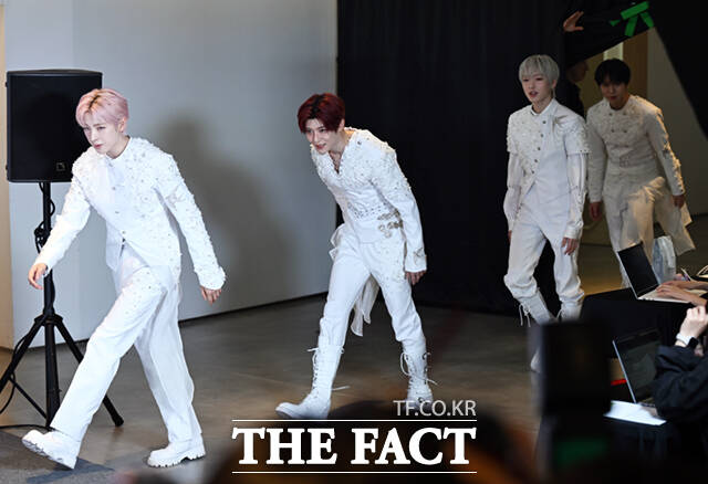 엔시티 위시(NCT WISH) 료, 리쿠, 유우시, 시온, 사쿠야, 재희(왼쪽부터)가 19일 오후 서울 송파구 올림픽공원 KSPO DOME에서 열린 서울 앙코르 공연 및 정규 1집 발매 기념 기자간담회에 참석해 포즈를 취하고 있다. /이새롬 기자