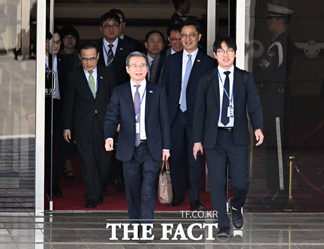 인도·베트남 국빈방문 순방길에 나선 이재명 대통령이 19일 경기 성남시 서울공항에 도착해 공군 1호기에 탑승하며 정청래 더불어민주당 대표와 악수하고 있다.