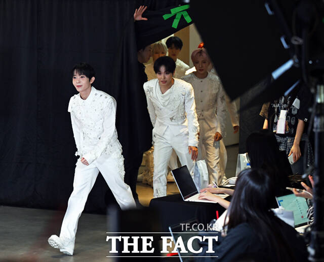 엔시티 위시(NCT WISH) 료, 리쿠, 유우시, 시온, 사쿠야, 재희(왼쪽부터)가 19일 오후 서울 송파구 올림픽공원 KSPO DOME에서 열린 서울 앙코르 공연 및 정규 1집 발매 기념 기자간담회에 참석해 포즈를 취하고 있다. /이새롬 기자