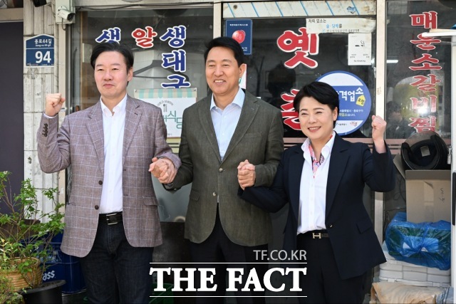 오세훈 국민의힘 서울시장 후보가 19일 오후 서울 종로구 한 식당에서 서울시장 후보 경선을 펼친 윤희숙 전 의원(오른쪽), 박수민 의원(왼쪽)과 오찬을 한 후 식당 앞에서 사진을 찍고 있다. /서울시 제공