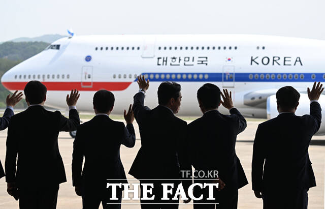 인도·베트남 국빈방문 순방길에 나선 이재명 대통령이 19일 경기 성남시 서울공항에 도착해 공군 1호기에 탑승하며 정청래 더불어민주당 대표와 악수하고 있다.