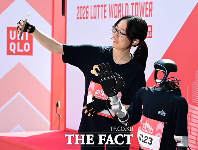 '2026 롯데월드타워 스카이런(2026 LOTTE WORLD TOWER SKY RUN)'이 19일 오전 서울 송파구 롯데월드타워에서 열린 가운데, 참가자들이 스타트라인에서 힘차게 출발하고 있다. /이새롬 기자