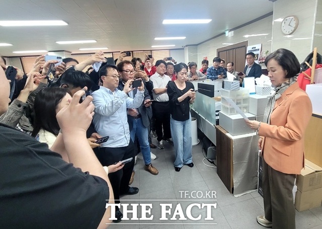 이인선 국민의힘 대구시당 위원장(오른쪽)이 19일 국민의힘 대구시당에서 기초단체장 경선 결과를 발표하고 있다. /박병선 기자