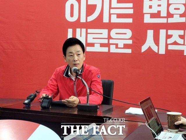 국민의힘 대구시장 최종 경선에 나선 유영하 의원이 19일 국민의힘 대구시당에서 기자회견을 갖고 있다. /박병선 기자